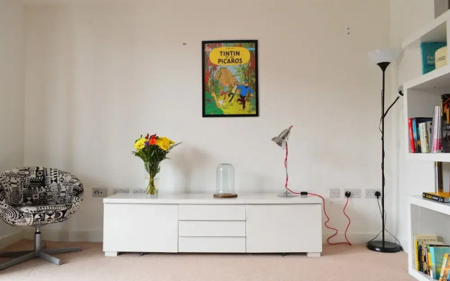 Modern 3 Bedroom Apartment on Dalston Square