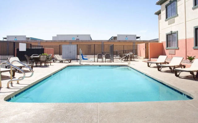 Super 8 Phoenix West I-10