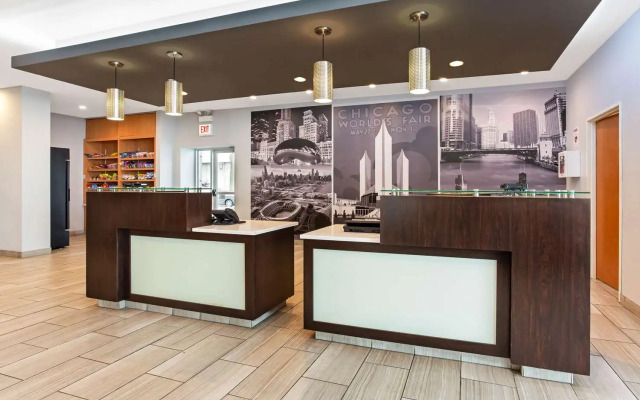 La Quinta Inn & Suites by Wyndham Chicago - Lake Shore