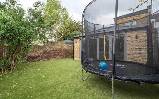 Stylish Family Home by Twickenham Stadium