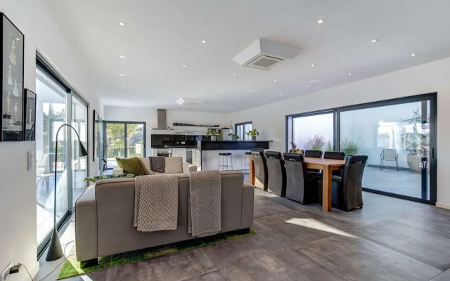 Casa Blanca Magnificent 4 Bedroom Villa With MOD