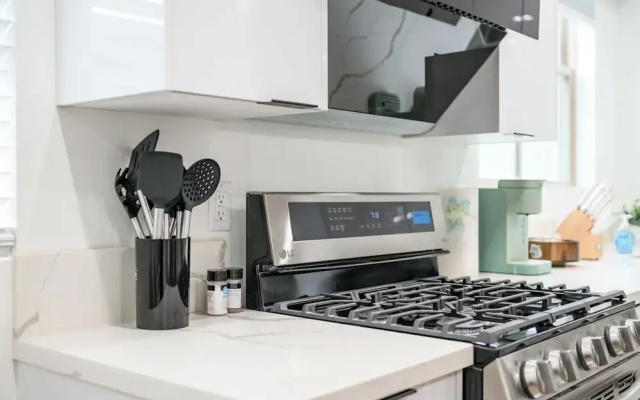 Not Affected by the Fire/modern Spacious Home With Parking & Fully Equipped Kitchen #3