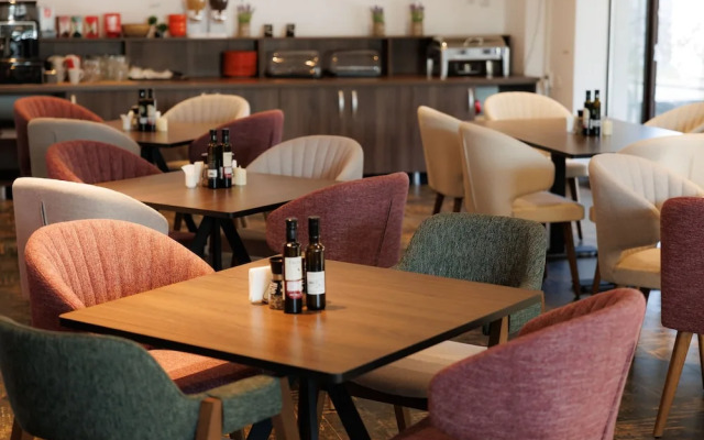Suru Hotel & Restaurant