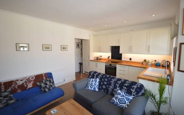 Charming 2 Bedroom Apartment Near Station