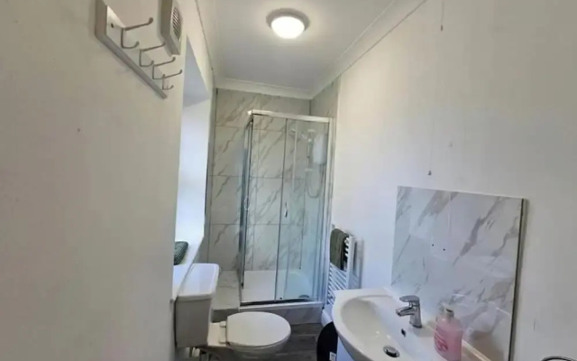 Stylish 1 Bedroom Flat Near Bridgend Town Centre