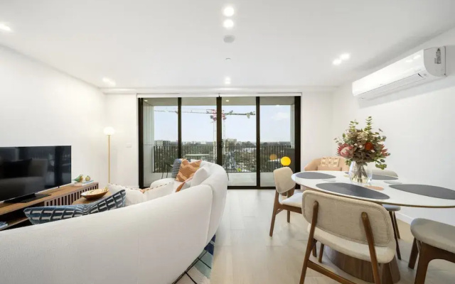 Sleek Inner-city 2-bed With Swimming Pool & BBQ