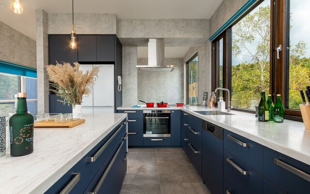 Off Piste Chalet by H2 Life