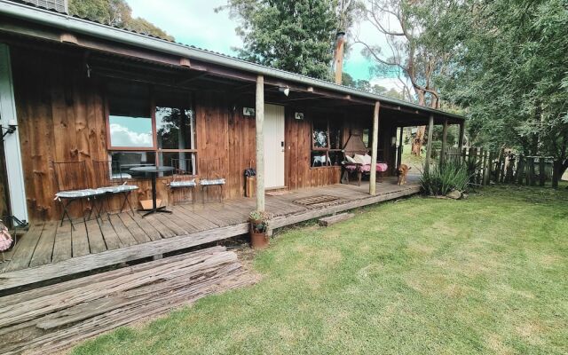 Rustic Country Lane Farmhouse in Lysterfield