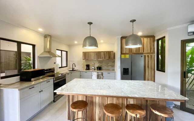 Villa Arenas: Private Pool & Easy Beach Access in Jaco by RedAwning