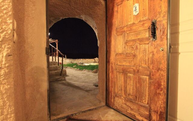 AkCave Suites and Resort