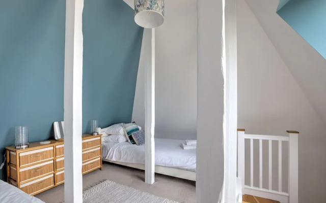 The Tower, 5 Corisande Manor