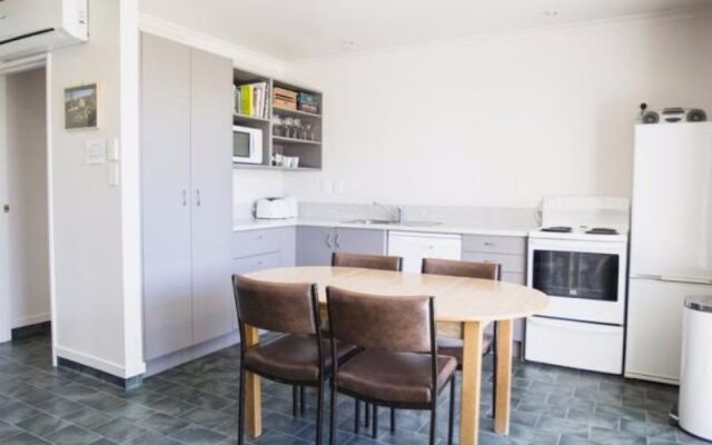 Apollo Lodge and Apartment