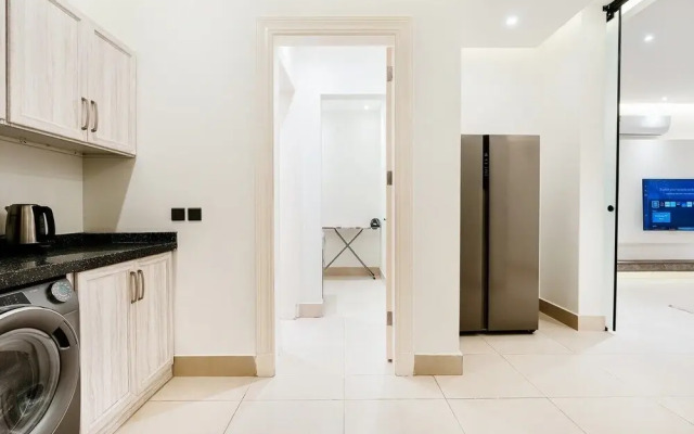 Three BR Spacious & Luxurious Flat in Hittin