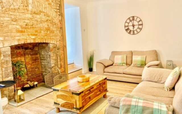 Stunning Renovated & Spacious 2 BR - 100m to Beach