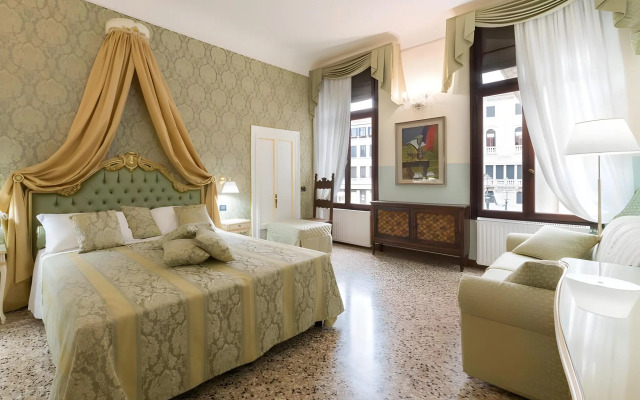 Friendly Venice Suites