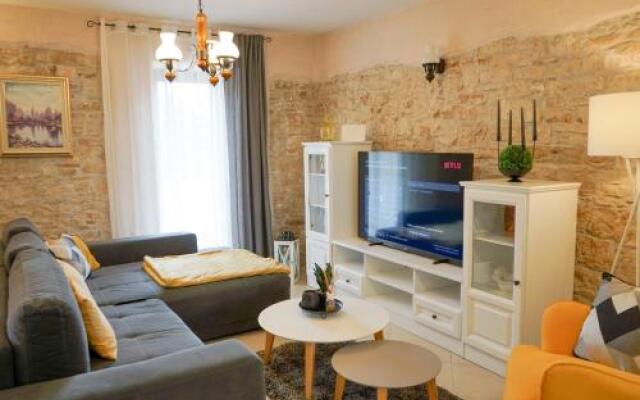 Villa Leon, Wonderful Family Apartment with Pool
