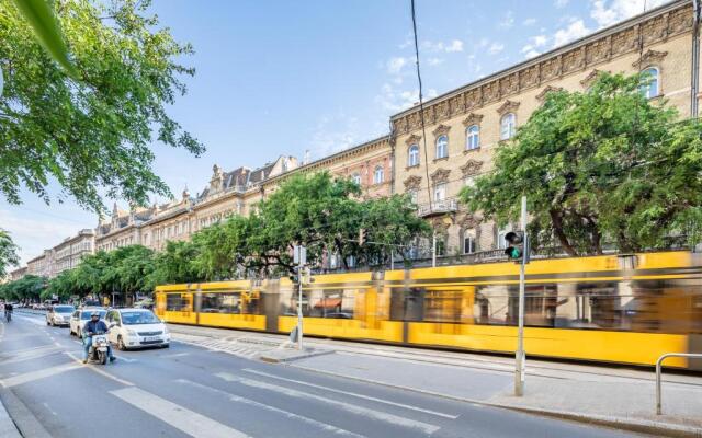 Central Luxury Apartment with AC