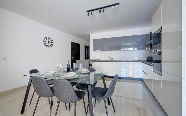 Chic 2BR Apartment, Ideal Location