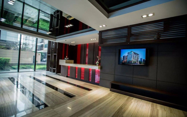 Отель Ramada by Wyndham Bangkok Ten Ekamai Residences