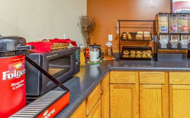 Econo Lodge Inn & Suites Newton