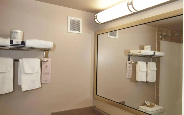 Colonial Square Inn & Suites