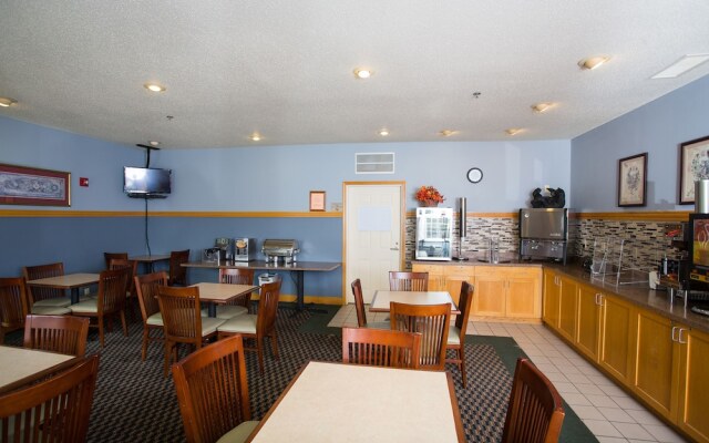 Chisholm Inn & Suites