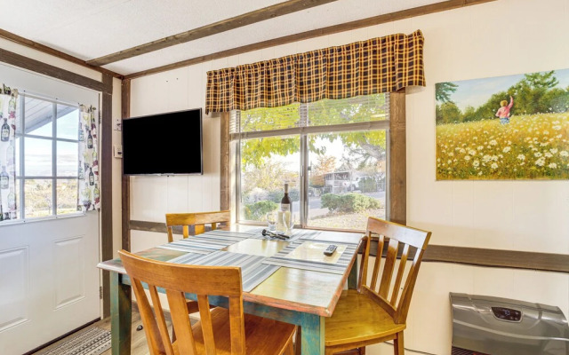 6 Mi to Old Town, Panoramic Views: Cottonwood Gem!