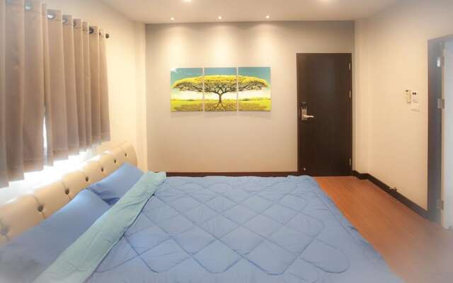 3 Bedroom House @Skytrain