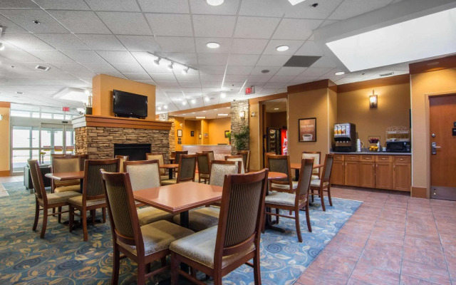 Econo Lodge Inn & Suites University