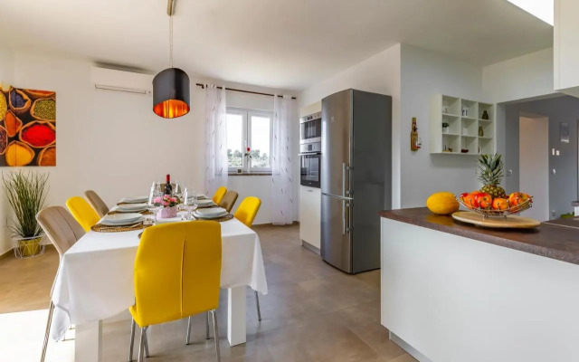 Holiday House emjalemi