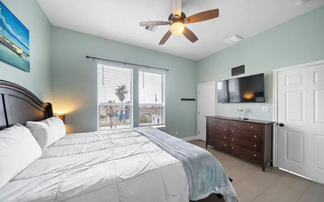 Sunny Beach House by Ryson Vacation Rentals