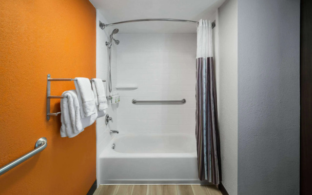 La Quinta Inn & Suites by Wyndham Greensboro NC