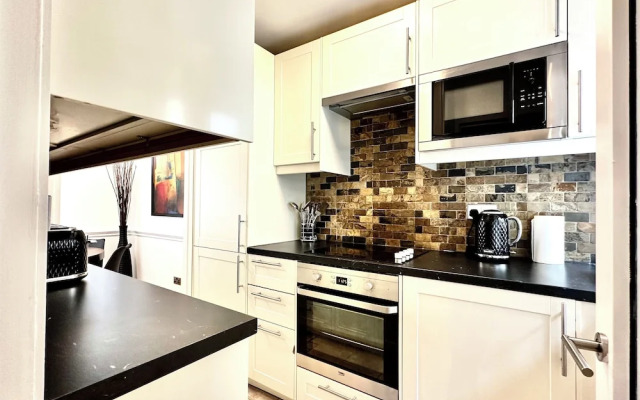 Newly Refurbished 3 bed Flat , Free Parking