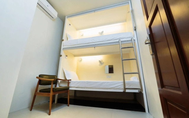 Tambayan Capsule Hostel & Bar