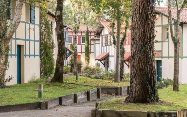 Maison au milieu des pins entre golf et océan