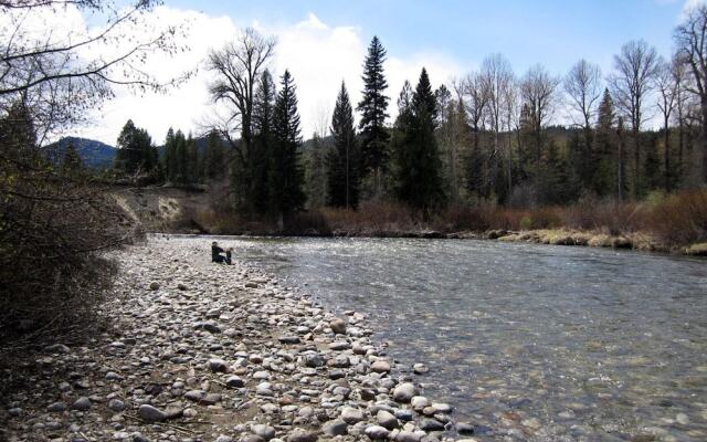 Serenity Pines Lodge in Shugart Flats
