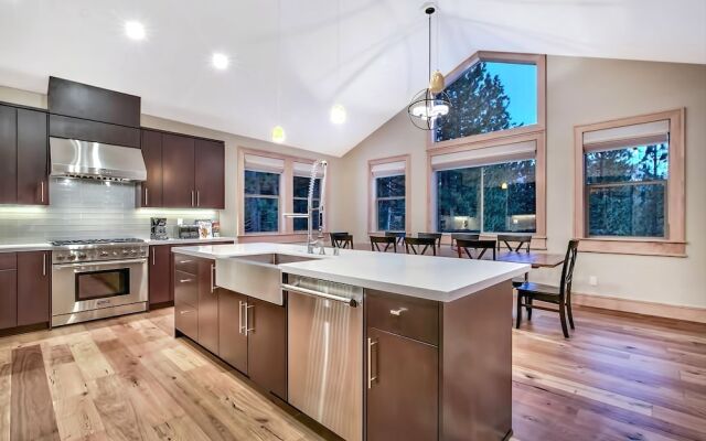 Redwood Lodge 7 Bedrooms 5.5 Bathrooms Home