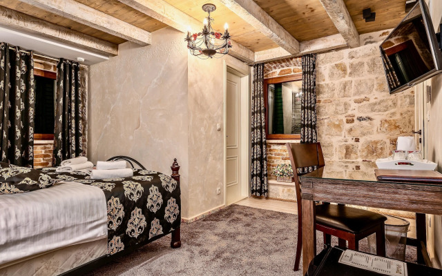 Historic Plaza Varos - Adults Only