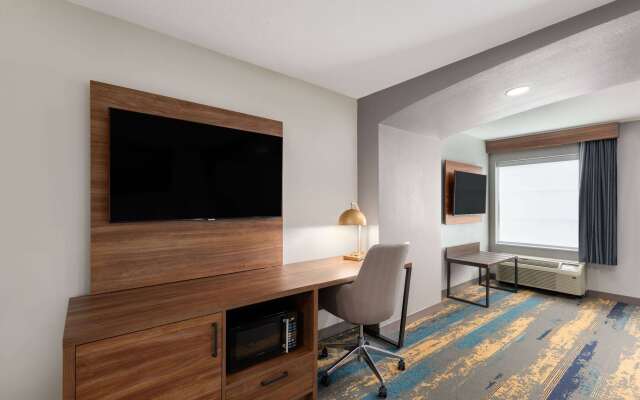 La Quinta Inn & Suites by Wyndham Knoxville Papermill