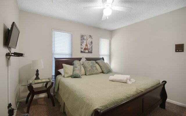 Tampa Bay- Large Pool home- Private Heated Pool!