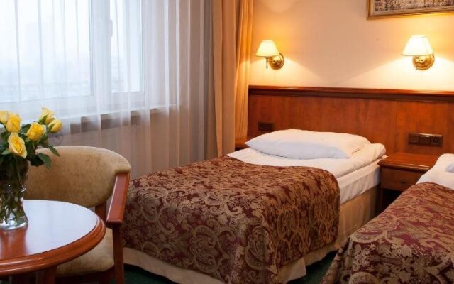 Hotel Senator