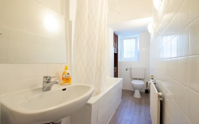 Comfortable Large Center Apartment