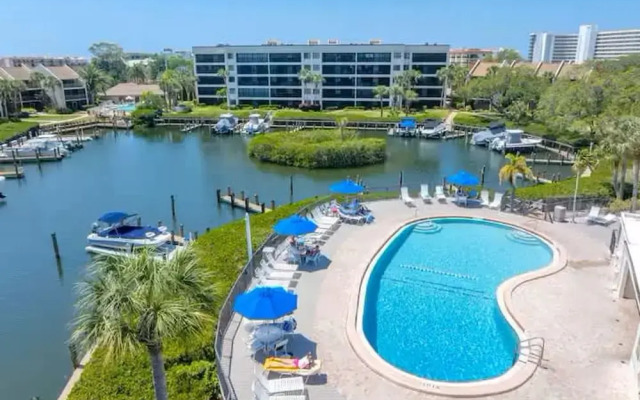 Charming 2BR Lagoon-view Steps To Siesta Key Beach