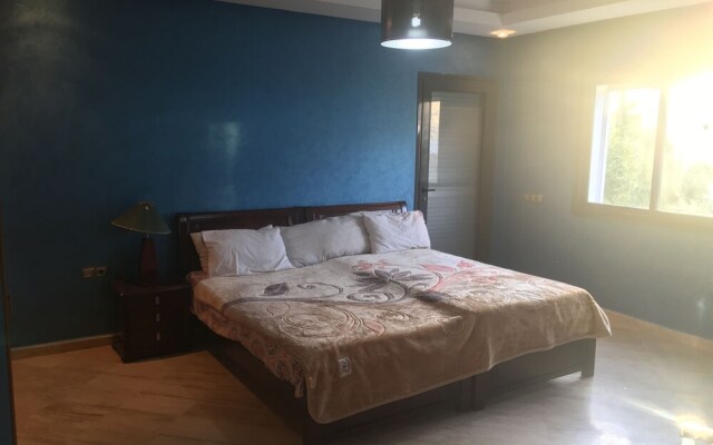 Luxurious 5 Bedrooms Villa Ref HI51053