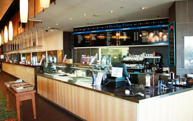 BASE Holidays - Ettalong Beach Premium Apartments
