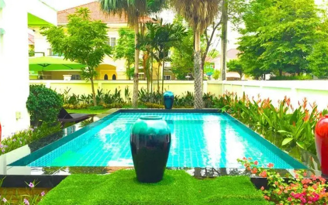 Nonthaburi Luxury Pool Villa