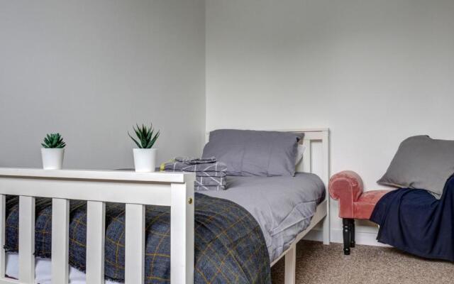 Low Cost, 4 Bed with Parking & Large Garden 04