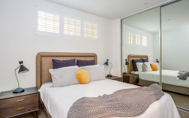 Blue Waters on the Beach: absolute beachfront, views