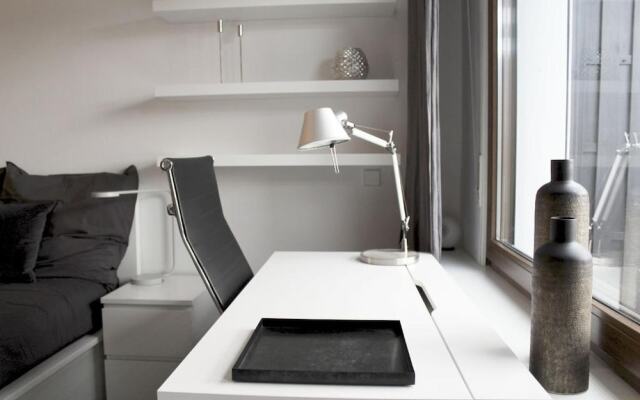 criston apartments - central living P