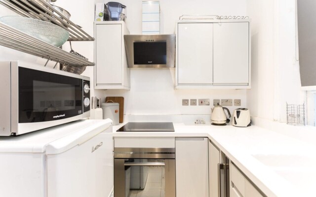 Bright Warwick Chambers Apartment